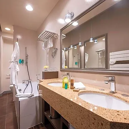 Le Champlain Hotel 4*